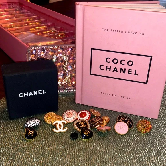 💕FREE with ANY purchase over $25 PINK COCO CHANEL BOOK ONLY🌸💕🎊